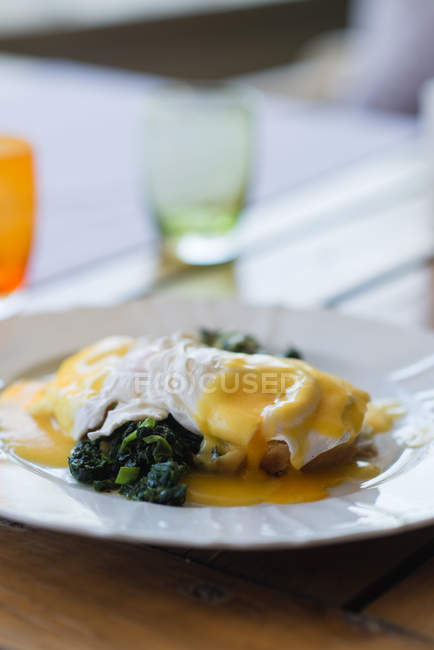 Piatto di gustose uova fiorentine, primo piano — Foto stock