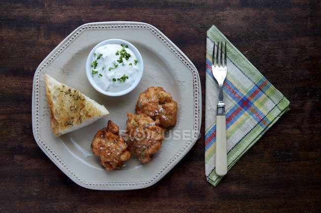 Prato de bolos de salmão, molho e pão sobre mesa de madeira, vista superior — Fotografia de Stock