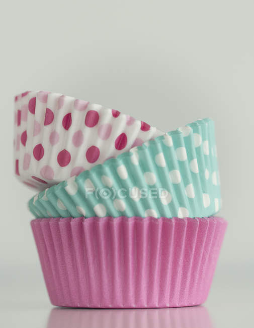 Pila di Cupcake casi contro sfondo grigio — Foto stock