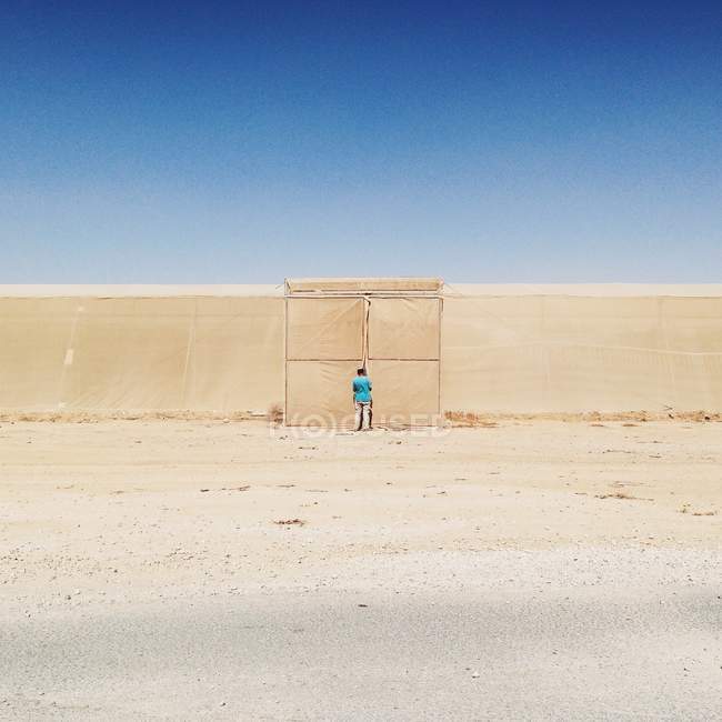 Turista em pé na frente da adega no dia ensolarado, Israel — Fotografia de Stock