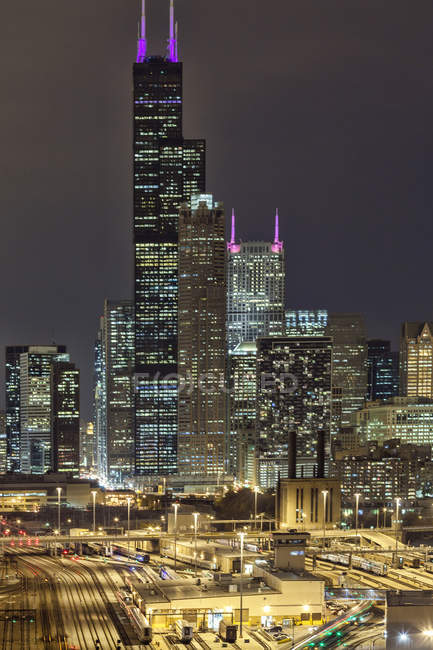 Величним видом Вілліс Тауер у нічний час, Чикаго, Cook County, штат Іллінойс, США — стокове фото