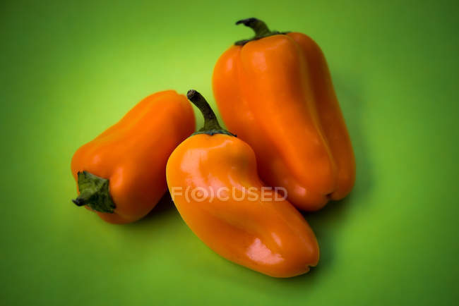 Orange Paprika auf grünem Hintergrund — Stockfoto