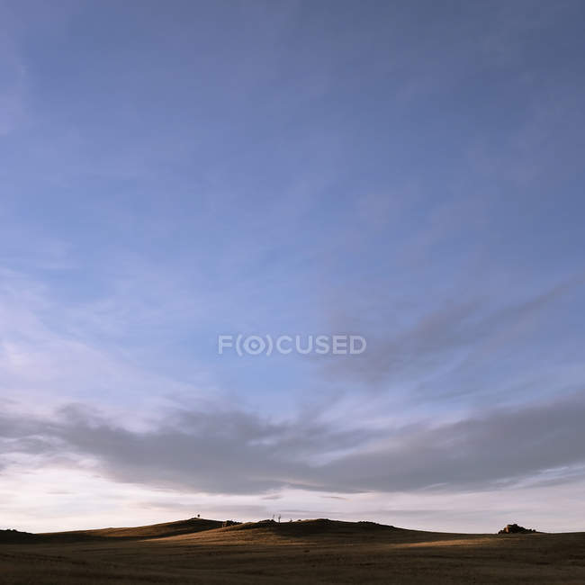 Vista cênica de paisagem vasta sob céu mal-humorado — Fotografia de Stock