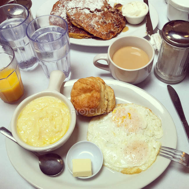 Сніданок креольському стилі на білому столі — стокове фото