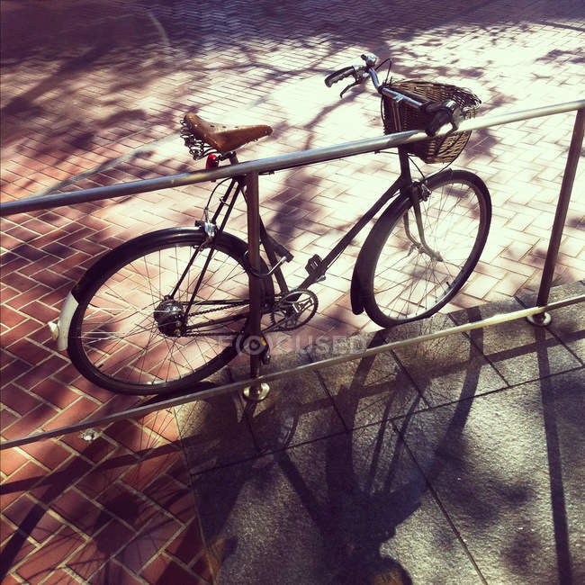 Erhöhte Sicht auf Fahrrad, das am Geländer verschlossen ist — Stockfoto