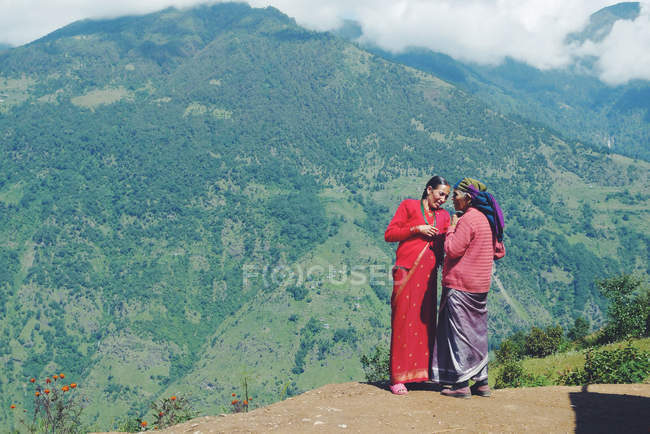 Непал, Женщины, стоящие и разговаривающие в горах — стоковое фото
