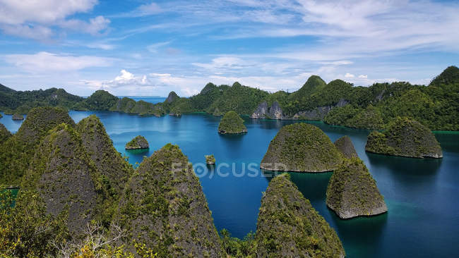 Величним видом Wayag острова, Раджа Ampat, захід, Папуа Нова Гвінея, Індонезія — стокове фото