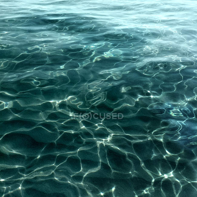Живописный вид на воду в глубоком синем море — стоковое фото