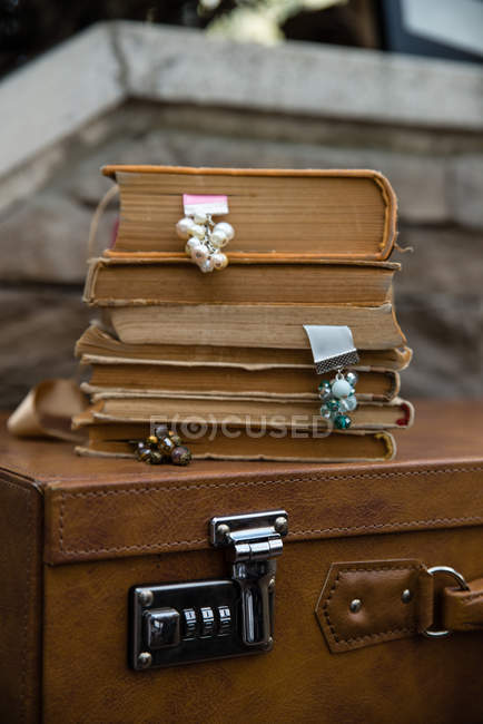 Вид крупным планом стопки книг на винтажном чемодане — стоковое фото