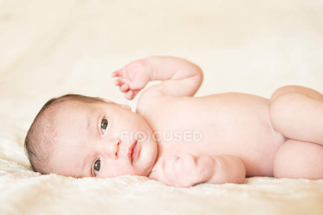 Новорожденный мальчик лежит на одеяле — стоковое фото