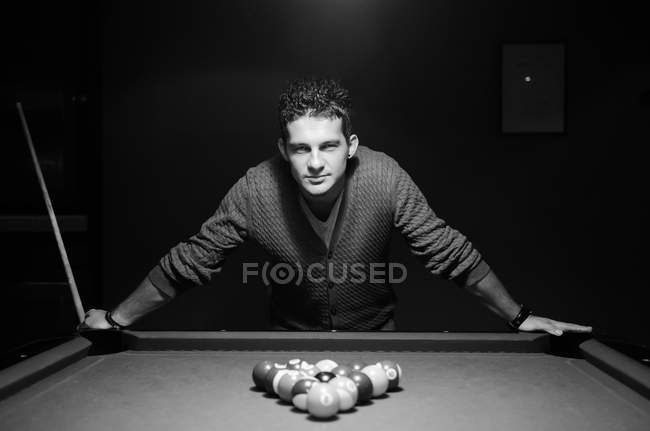 Monochromes Bild eines Mannes am Billardtisch mit Billardkugeln — Stockfoto