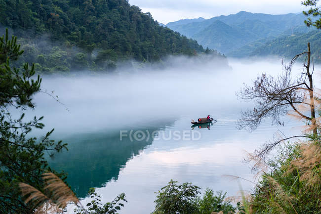 Живописный вид традиционной лодки на реке Чжэцзян, провинция Хунань, Китай — стоковое фото
