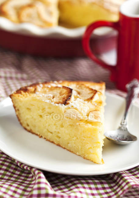 Pedazo de pastel de Ricotta con manzanas en el plato - foto de stock