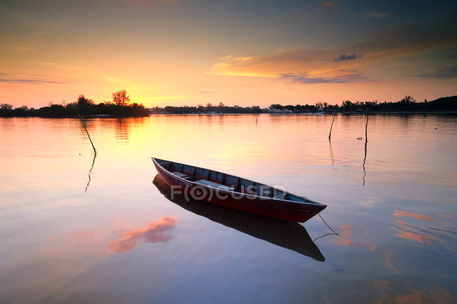 Vista panorâmica do barco ancorado na praia ao pôr do sol, Tuaran, Sabah, Malásia — Fotografia de Stock
