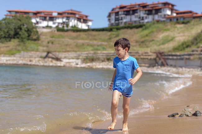 Junge läuft am Sandstrand entlang, Sosopol, Bulgarien — Stockfoto
