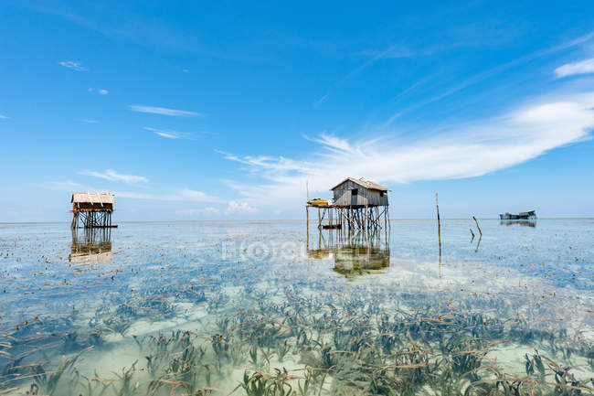 Scenic view of wooden huts on stilts in ocean, Semporna, Sabah, Malaysia — Stock Photo