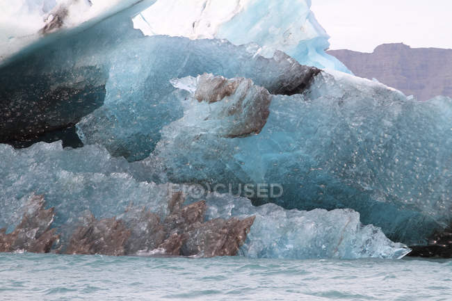 Vista de cerca de un iceberg, laguna de Joekulsarlon, Islandia - foto de stock