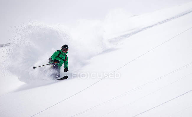 Uomo sicuro di sé sciare sulla neve in pista — Foto stock