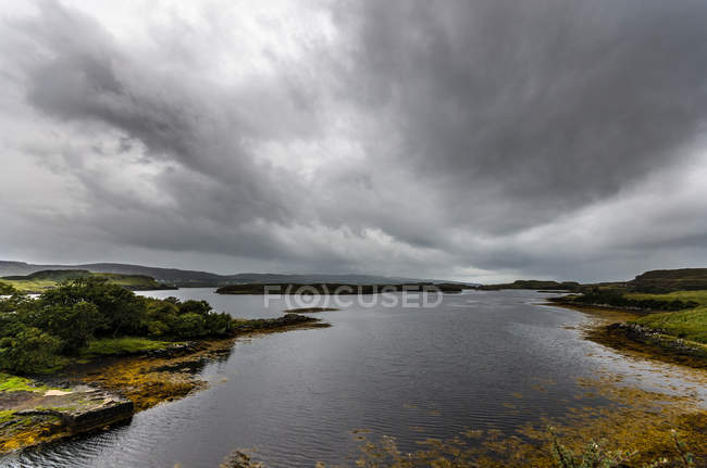 Вид на сельский пейзаж в пасмурный день, остров Скай, Шотландия, Великобритания — стоковое фото