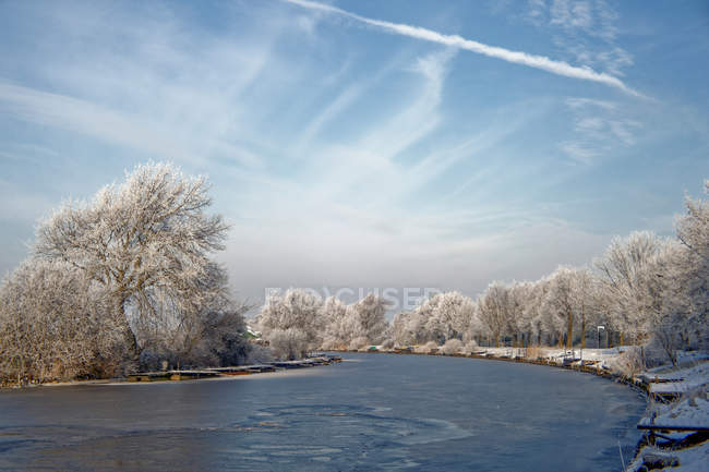 Vista panorâmica do rio arborizado sob céu azul, Oldersum, Baixa Saxônia, Alemanha — Fotografia de Stock