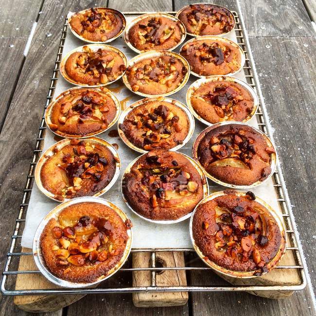 Apfelkuchen mit Mandeln und Karamell über Holztisch — Stockfoto