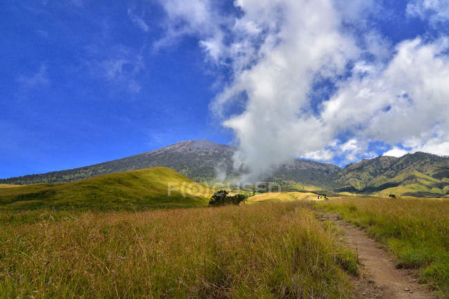Vue panoramique du mont Rinjani sous un ciel nuageux, à l'ouest de Nusa Tenggara, en Indonésie — Photo de stock