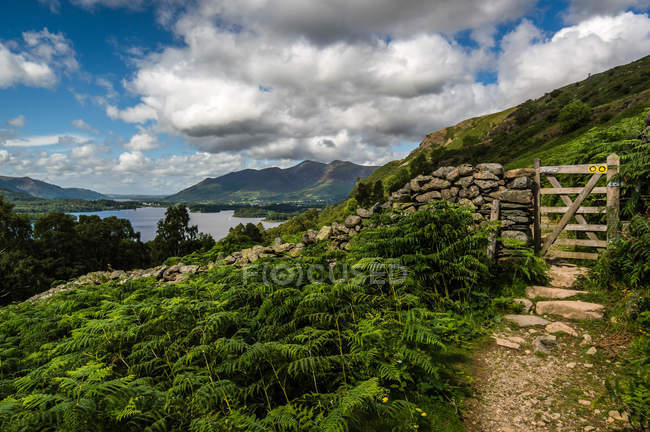 Sentiero e cancello con montagne e lago, Derwentwater, Lake District, Cumbria, Inghilterra, Regno Unito — Foto stock