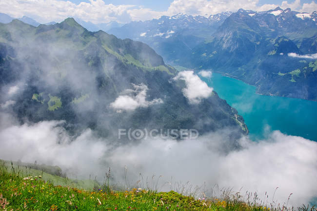 Vista panoramica sulle montagne e sui laghi Fronalpstock, Svizzera — Foto stock