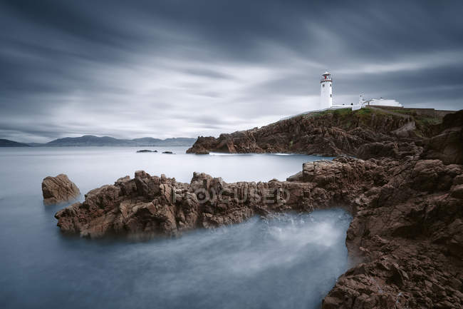 Irland, Donegal, Fanad, dramatischer Blick auf den Leuchtturm — Stockfoto