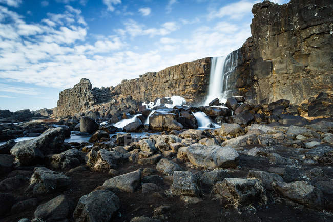 Vue panoramique sur la belle cascade, Parc national de Pingvellir, Islande — Photo de stock