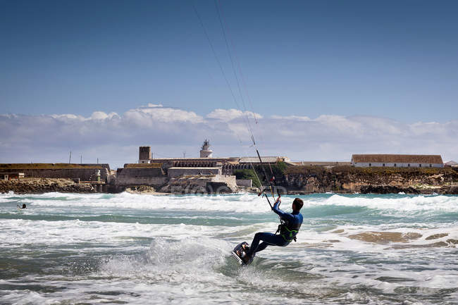 Man Kite surf, Los Lances Beach, Tarifa, Andaluzia, Espanha — Fotografia de Stock