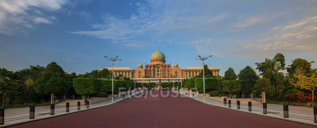 Vista panorámica de la calzada que conduce al edificio Perdana Putra, Malasia - foto de stock