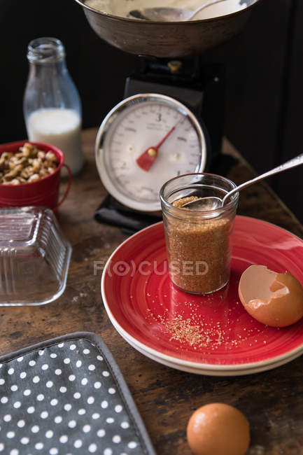 Vue rapprochée des ingrédients de cuisson sur une table — Photo de stock
