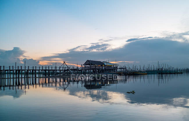 Vista panoramica off pescatore molo nel tempo del mattino — Foto stock