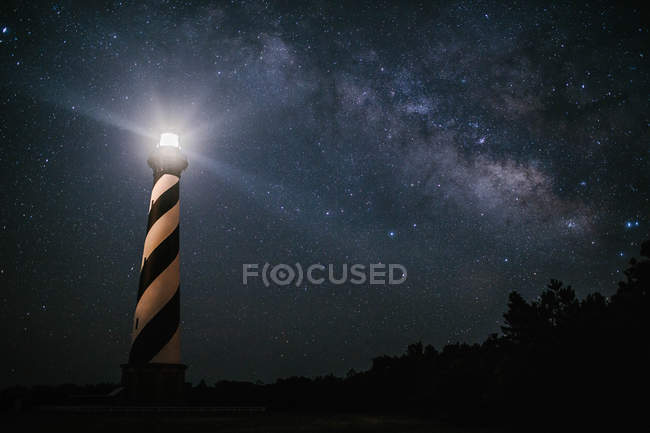 États-Unis, Caroline du Nord, phare de Cape Hatteras sous la Voie lactée — Photo de stock