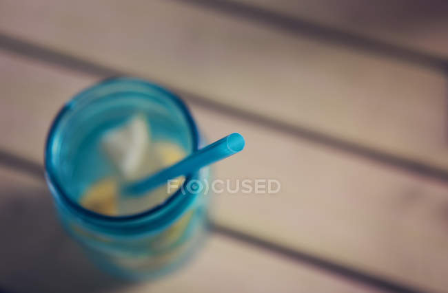 Blick von oben auf ein Glas Wasser mit Zitrone — Stockfoto