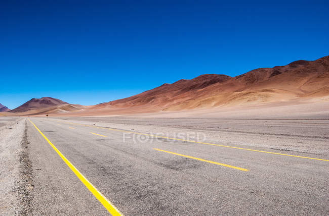 Мальовничий вид на rmpty дорогу в пустелі Атакама, де Jama Пасо, Чилі — стокове фото