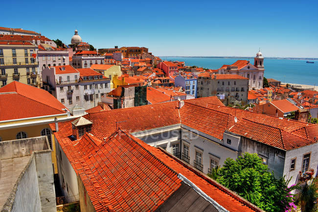 Portugal, Lisboa, Vista panorámica del casco antiguo - foto de stock