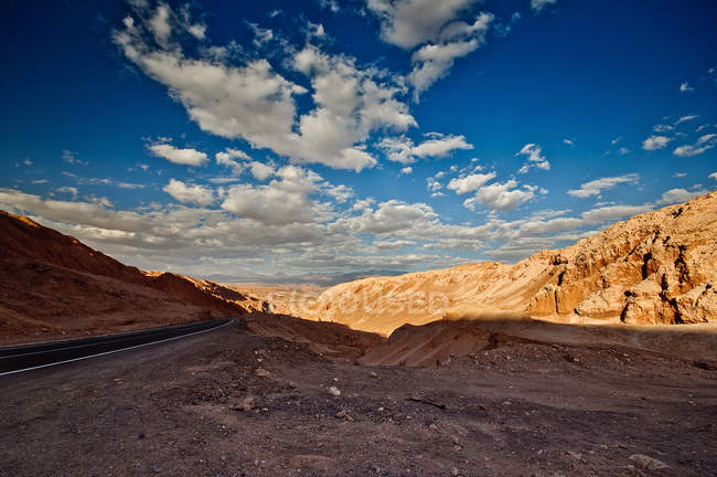 Chili, Altiplano, vue panoramique sur les nuages de la vallée de la montagne — Photo de stock