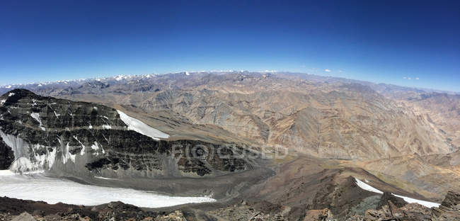 Vista panorámica desde la cumbre de la montaña Kangyatse II en Ladakh, India - foto de stock