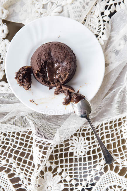 Вид сверху на вкусный шоколадный десерт на белой тарелке — стоковое фото