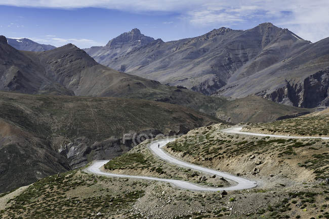 Vista panorámica del ciclista en la carretera del Himalaya switchback, Sarchu, Ladakh, India - foto de stock