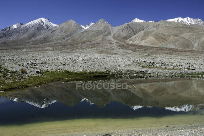 Riflessioni di montagna a Pangong Tso, Ladakh, India — Foto stock