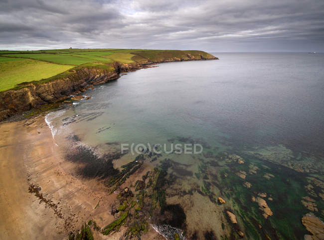 Vista aerea della costa, baia rocciosa, contea di Cork, Irlanda — Foto stock