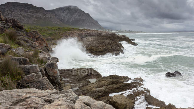 Vista panorâmica da bela onda azul ao lado de rochas — Fotografia de Stock