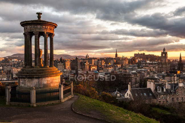 Мальовничий вид на Dugald Стюарт пам'ятник на заході сонця, Единбург, Шотландія — стокове фото
