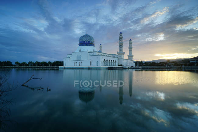 Vista panorámica de la mezquita flotante, ciudad de Kota Kinabalu, Sabah, Malasia - foto de stock