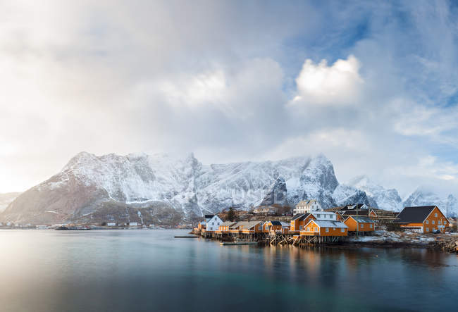 Scenic view of fishing village in mountains, Sakrisoya, Lofoten, Norway — Stock Photo