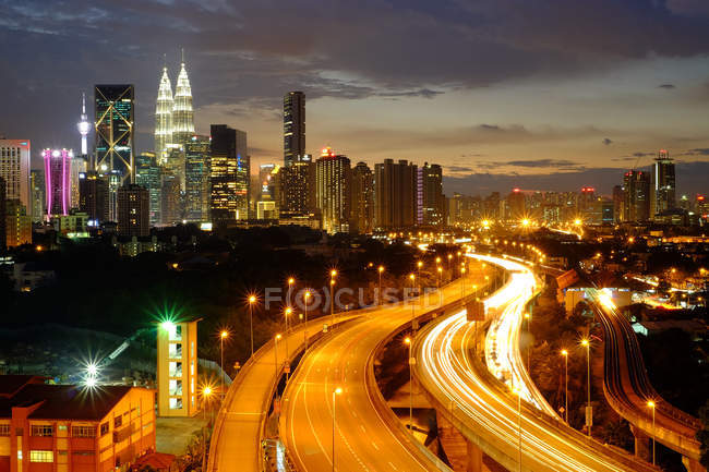 Kuala lumpur skyline à noite, Malásia — Fotografia de Stock