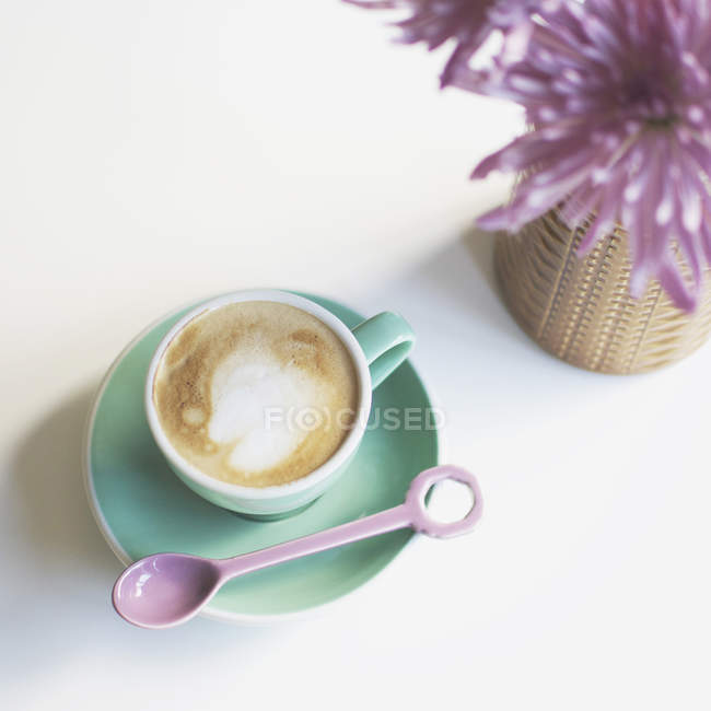 Tasse Kaffee mit Blumen, erhöhter Blick — Stockfoto